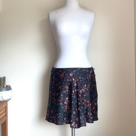Light Floral Silky Abercrombie & Fitch Skirt - Picture 2 of 7